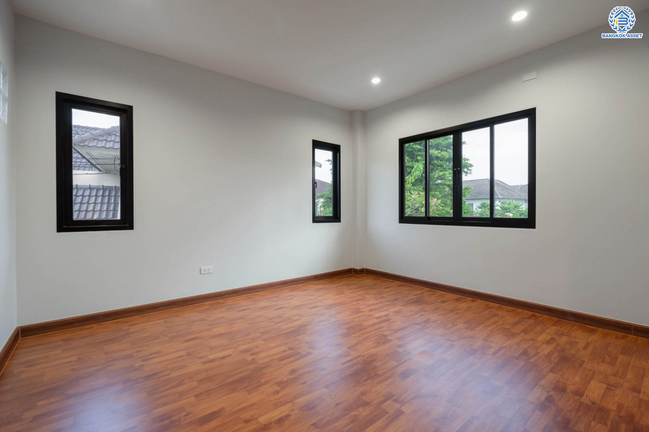 บ้านมือสองตกแต่งใหม่ ม.เนเบอร์โฮม วัชรพล เนื้อที่ 68 ตร.ว. ฟังก์ชัน 3 ห้องนอน 4 ห้องน้ำ 1 ห้องแม่บ้าน จอดรถได้ 2 คัน บนทำเลเชื่อมต่อหลายเส้นทาง ทั้ง ถนนสุขาภิบาล5 ถนนสายไหม และถนนรามอินทรา ใกล้ทางด่วน "ฉลองรัช" และรถไฟฟ้าสายสีเขียว "สถานีสายหยุด"